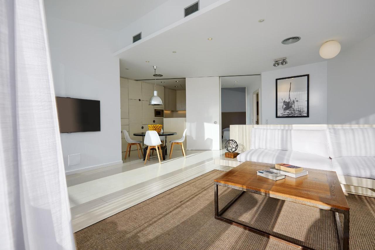 Canvas Apartments&Lofts กาดาเกส ภายนอก รูปภาพ